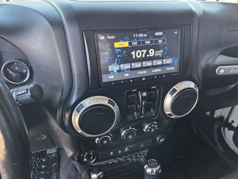 Used 2016 Jeep Wrangler Unlimited Rubicon w/ Connectivity Group image 15