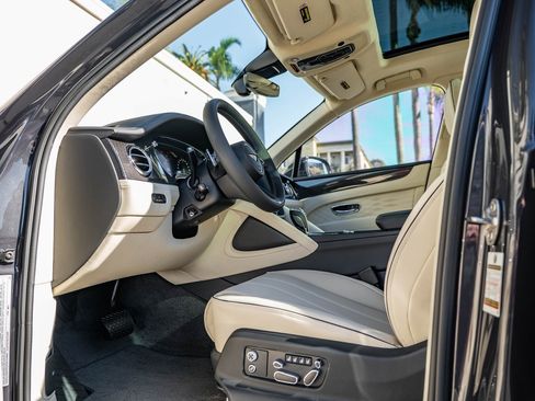 Used 2025 Bentley Bentayga Atelier image 2