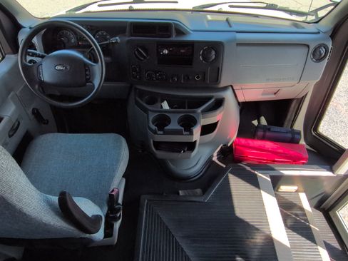 Used 2010 Ford E-350 and Econoline 350 Super Duty RWD image 12