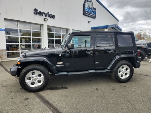 Used 2015 Jeep Wrangler Unlimited Sahara w/ Connectivity Group AWD/4WD image 7
