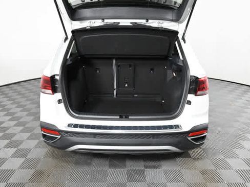 Used 2023 Volkswagen Taos SE w/ Panoramic Sunroof Package FWD image 9