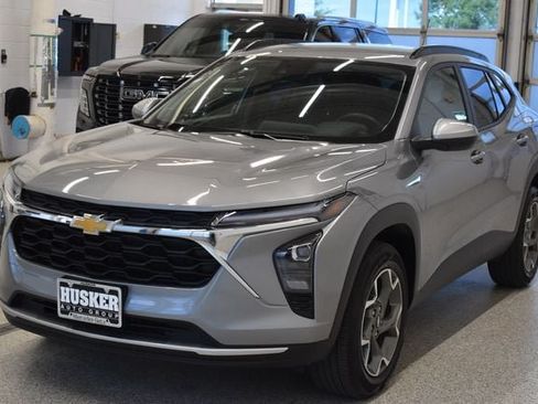 Used 2025 Chevrolet Trax LT w/ LT Convenience Package FWD image 9