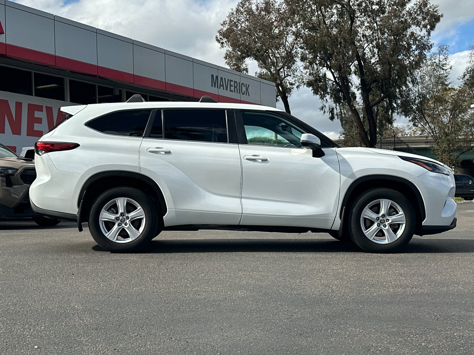 Used 2023 Toyota Highlander LE FWD image 6