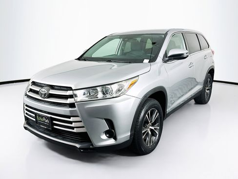 Used 2019 Toyota Highlander LE image 3
