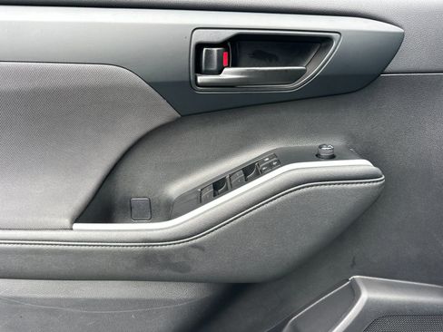 Used 2024 Toyota Highlander LE image 10