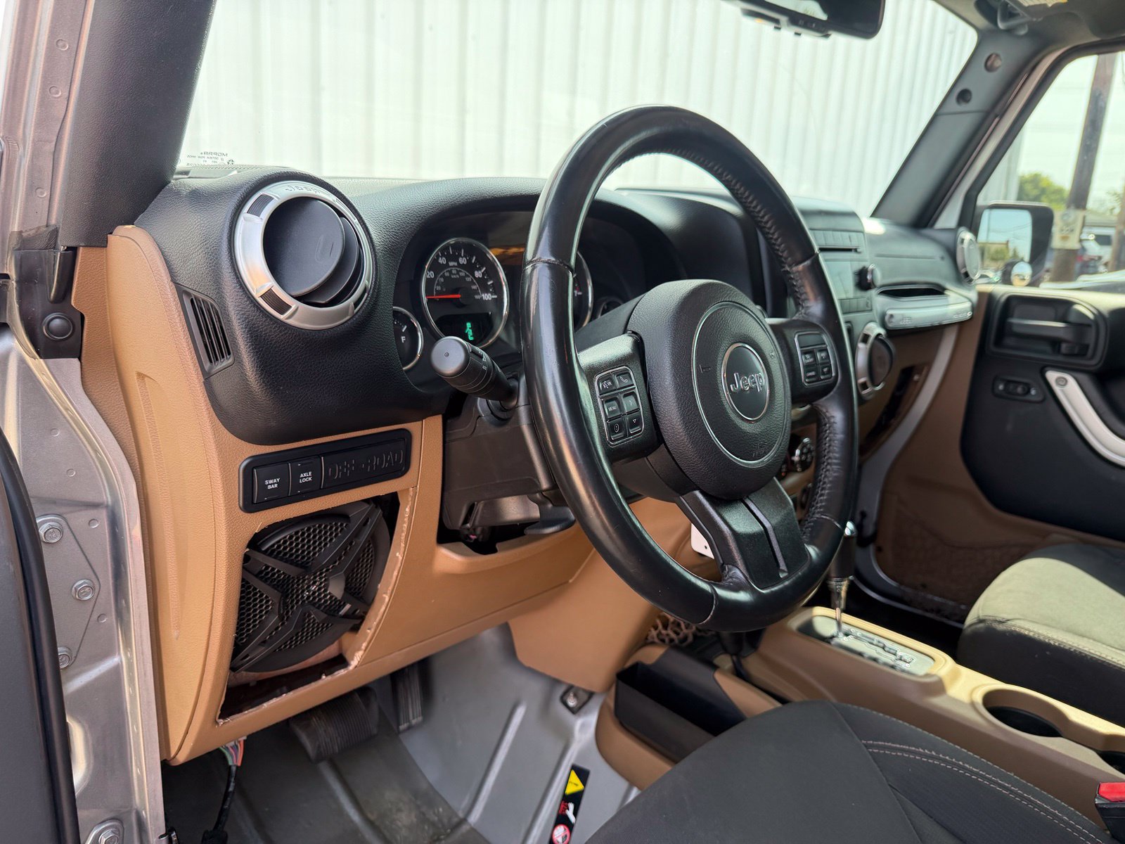 Used 2016 Jeep Wrangler Unlimited Rubicon w/ Connectivity Group AWD/4WD image 17