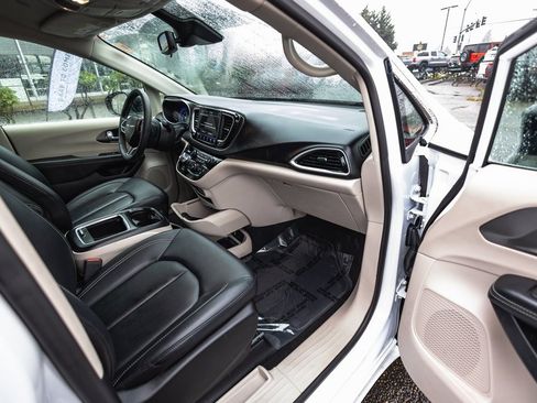 Used 2024 Chrysler Pacifica Touring-L image 32