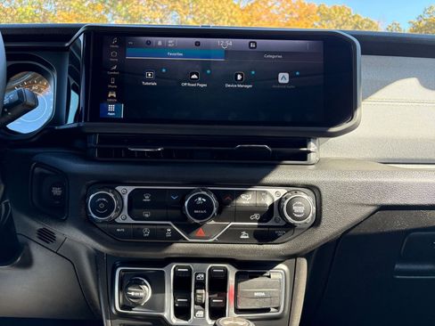 Used 2025 Jeep Wrangler Sport S image 18