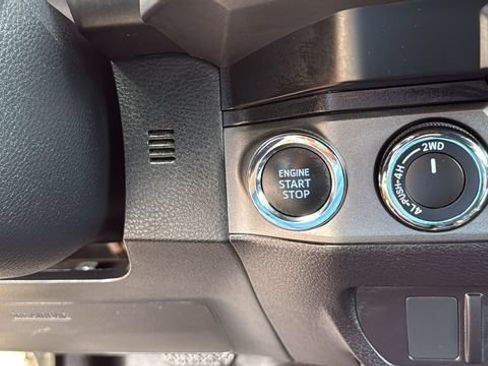 Certified 2021 Toyota Tacoma TRD Off-Road AWD/4WD image 19