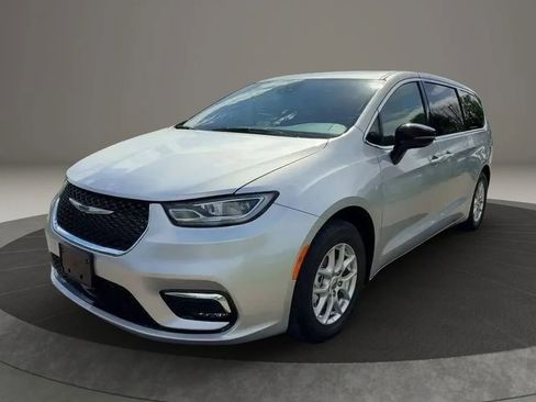 Used 2026 Chrysler Pacifica Select FWD image 4