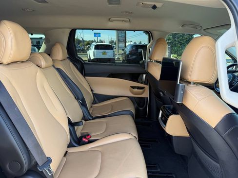 Certified 2022 Kia Carnival EX FWD image 14