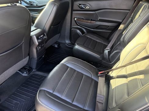 Used 2021 GMC Acadia Denali w/ Denali Technology Package FWD image 18