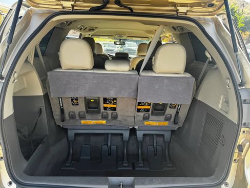 Used 2012 Toyota Sienna LE w/ Towing Pkg FWD image 9