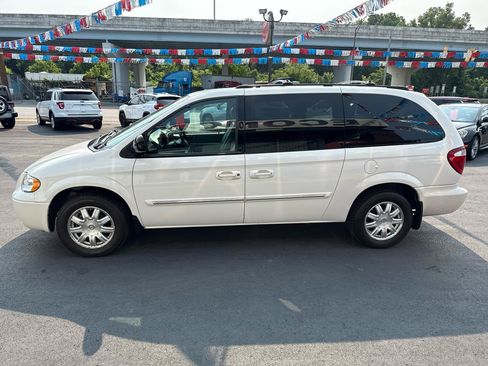 Used 2005 Chrysler Town & Country Touring FWD image 7