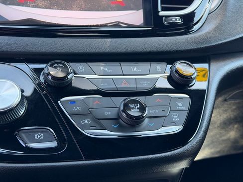 Used 2026 Chrysler Pacifica Select FWD image 34