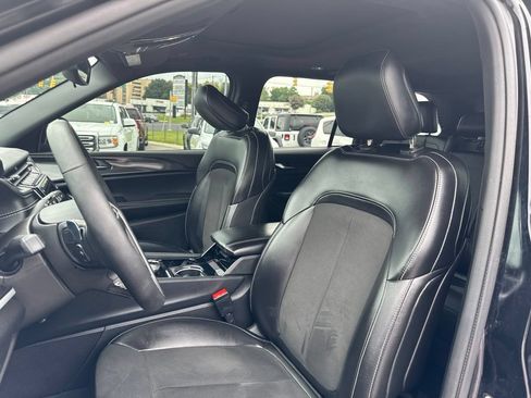 Used 2023 Jeep Grand Cherokee Altitude RWD image 12