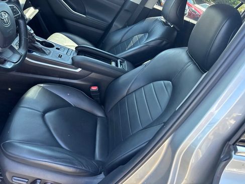 Used 2022 Toyota Highlander XLE FWD image 19