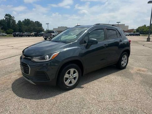 Used 2021 Chevrolet Trax LT w/ Premium Seat Package AWD/4WD image 4