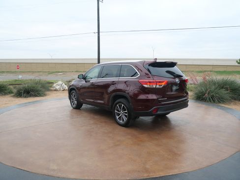 Used 2019 Toyota Highlander XLE image 4