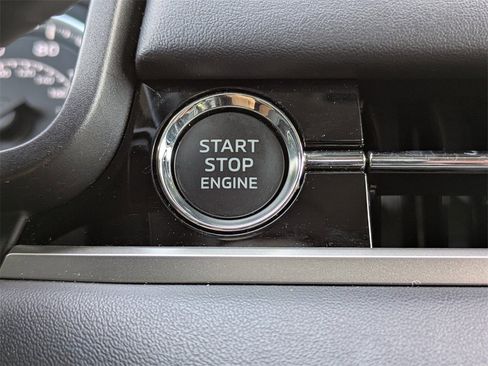 Used 2025 Mitsubishi Outlander SE image 29