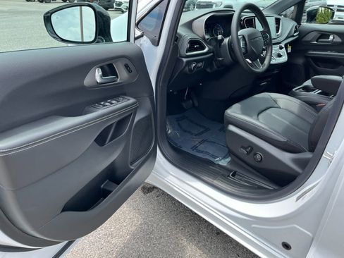 New 2027 Chrysler Pacifica Select w/ Family Tech Group FWD image 9