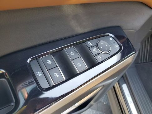 Used 2024 Nissan Pathfinder Platinum FWD image 9