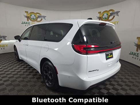 Certified 2024 Chrysler Pacifica Limited w/ Uconnect Theater Family Group image 7