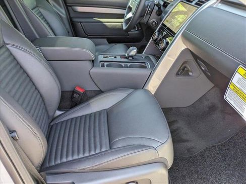 New 2025 Land Rover Discovery Dynamic SE image 18