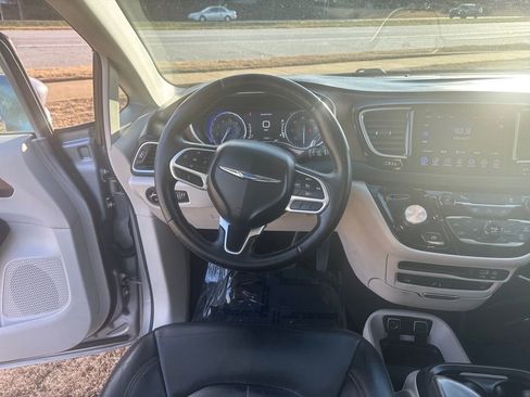 Used 2017 Chrysler Pacifica Touring-L Plus w/ Tire & Wheel Group image 17