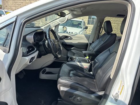 Used 2021 Chrysler Pacifica Touring-L image 12