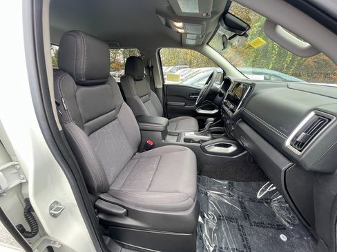Certified 2025 Nissan Frontier SV image 16