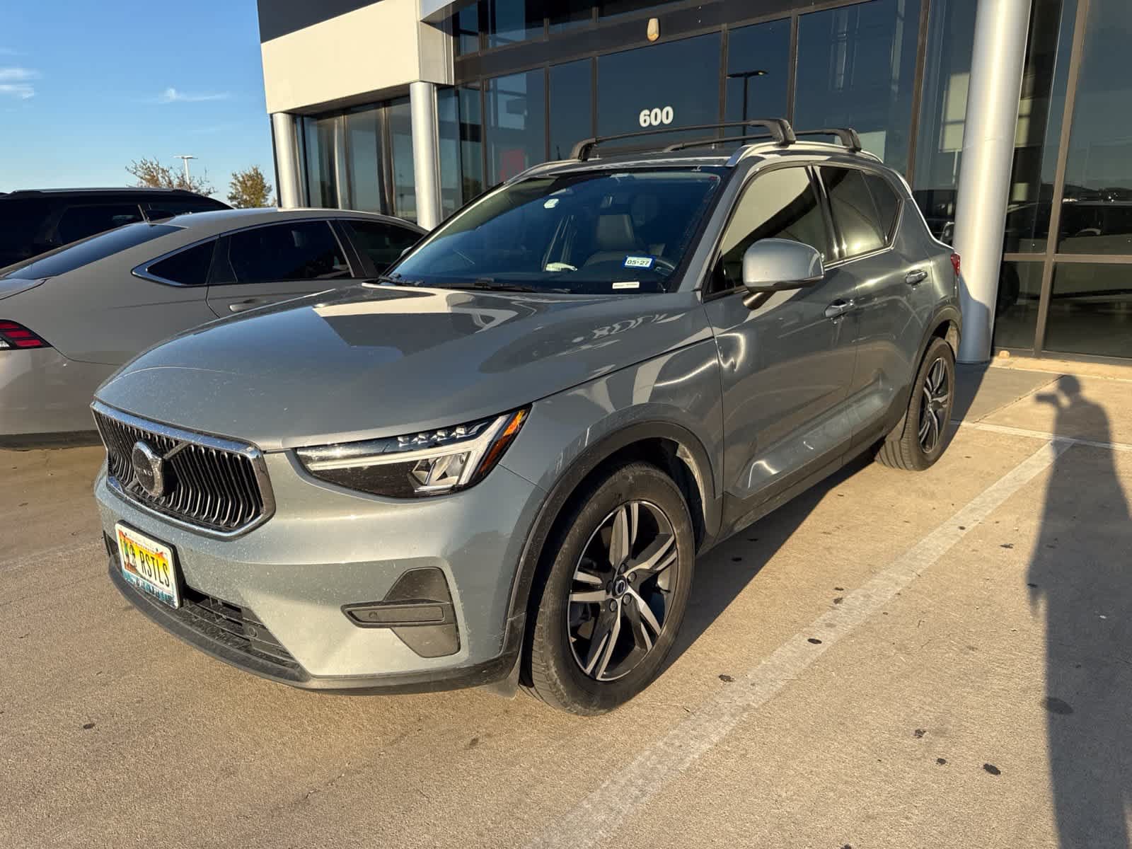 Used 2023 Volvo XC40 B5 Core w/ Convenience Package AWD/4WD image 1