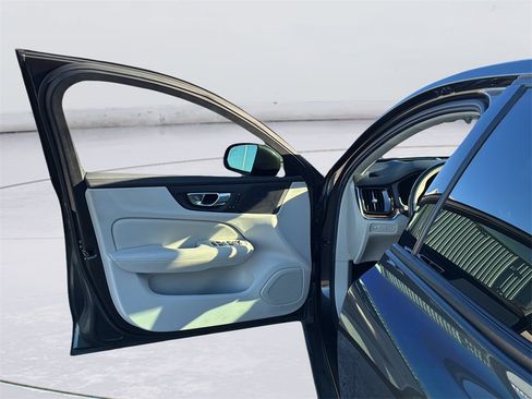 Used 2020 Volvo S60 T5 Momentum image 35