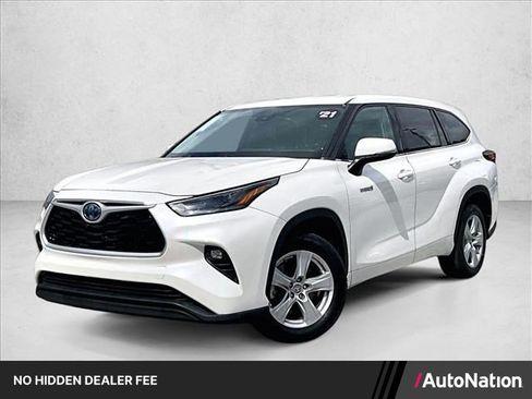 Used 2021 Toyota Highlander LE FWD image 1