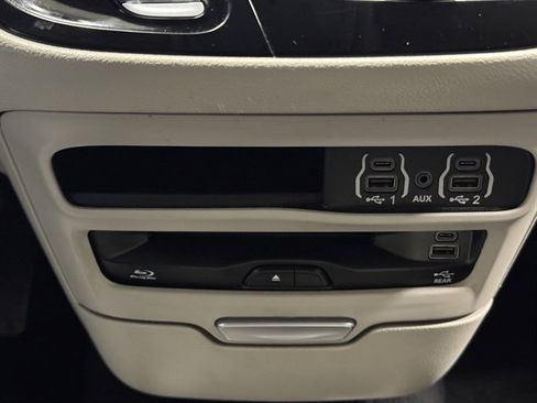 Used 2022 Chrysler Pacifica Touring-L w/ Uconnect Theater Family Group image 34