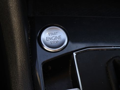 Used 2019 Volkswagen Tiguan SE image 27