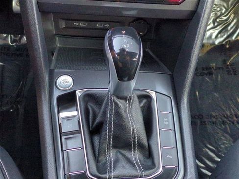 Used 2022 Volkswagen Tiguan SE R-Line image 11