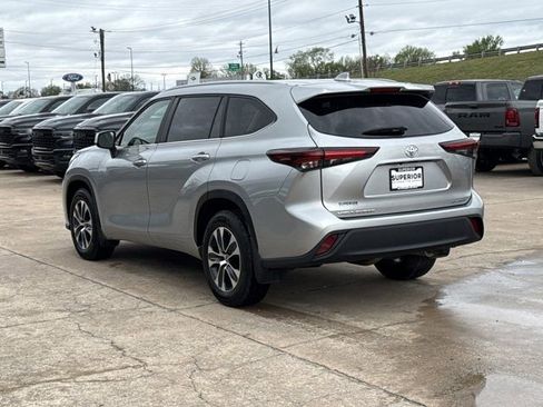 Used 2024 Toyota Highlander XLE AWD/4WD image 12