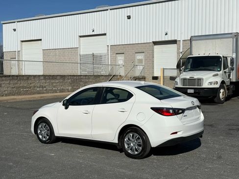 Used 2019 Toyota Yaris L image 9