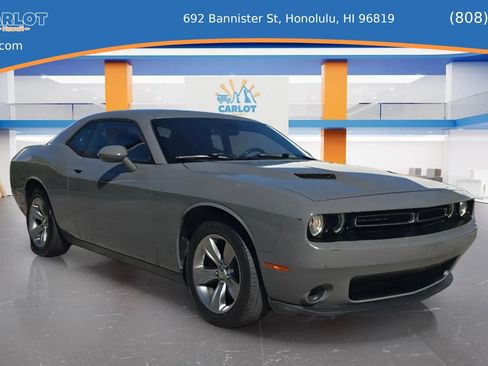 Used 2018 Dodge Challenger SXT RWD image 1