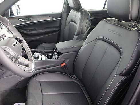 New 2025 Jeep Grand Cherokee Overland AWD/4WD image 10