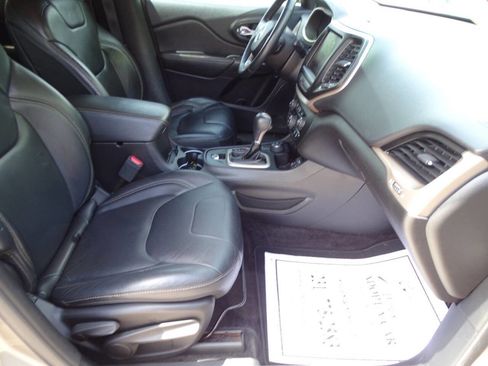 Used 2017 Jeep Cherokee Limited w/ Safetytec Group AWD/4WD image 38