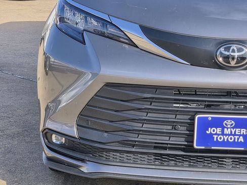 Used 2026 Toyota Sienna XLE FWD image 5
