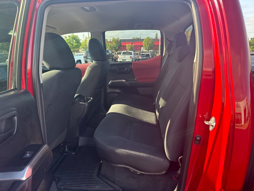 Used 2020 Toyota Tacoma SR5 AWD/4WD image 9