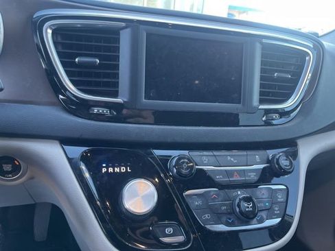 Used 2019 Chrysler Pacifica Touring-L image 5