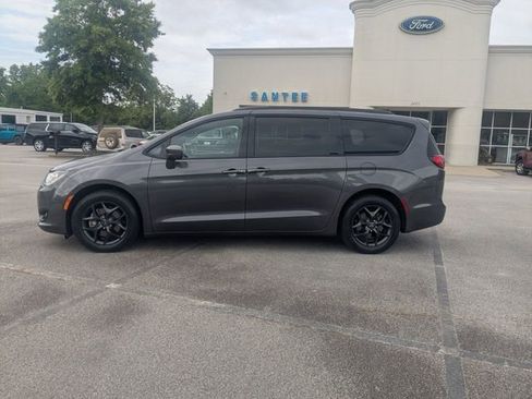 Used 2020 Chrysler Pacifica Touring-L FWD image 6