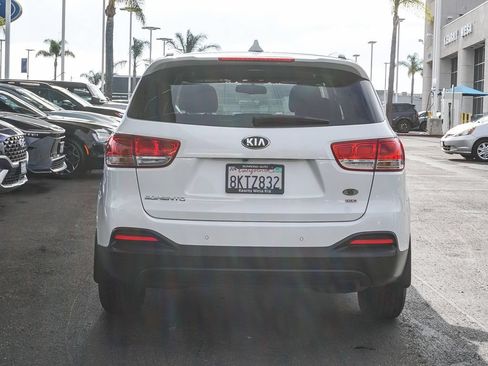 Used 2017 Kia Sorento AWD w/ LX Convenience Package image 6