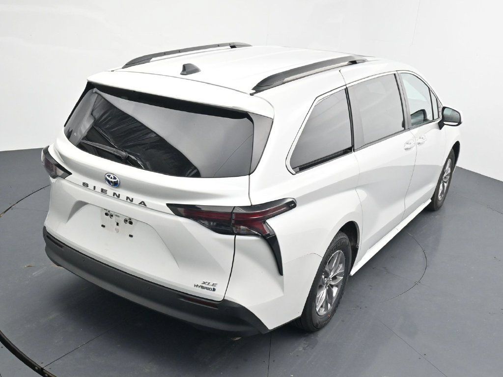 Used 2024 Toyota Sienna XLE FWD image 15