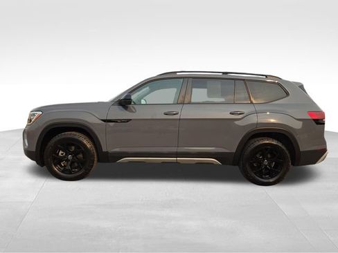 Used 2025 Volkswagen Atlas Peak Edition SE AWD/4WD image 9