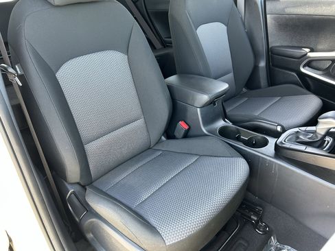 Certified 2025 Kia Soul LX w/ LX Technology Package FWD image 9
